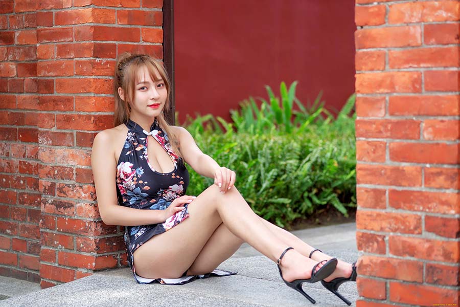 Girls in short dresses in Tangshan