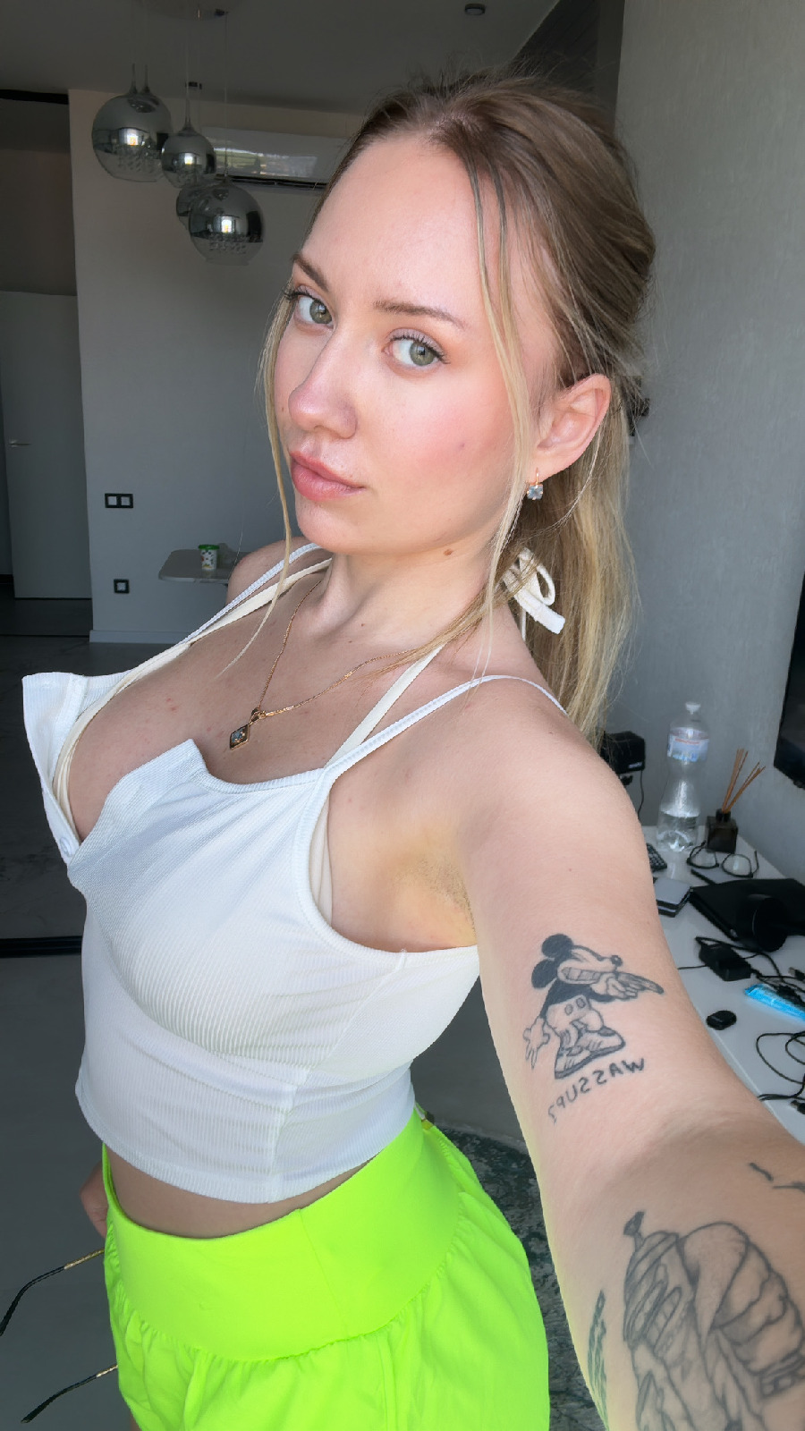 KateV in her underwear in Tangshan