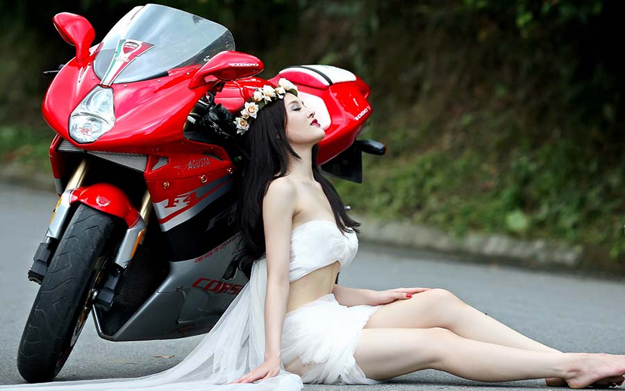 Beautiful girls and motorcycles in Tangshan