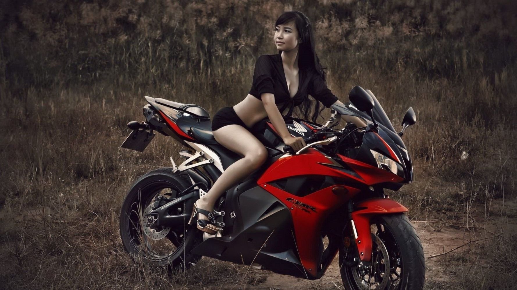 Fitness girls and bikes in Tangshan