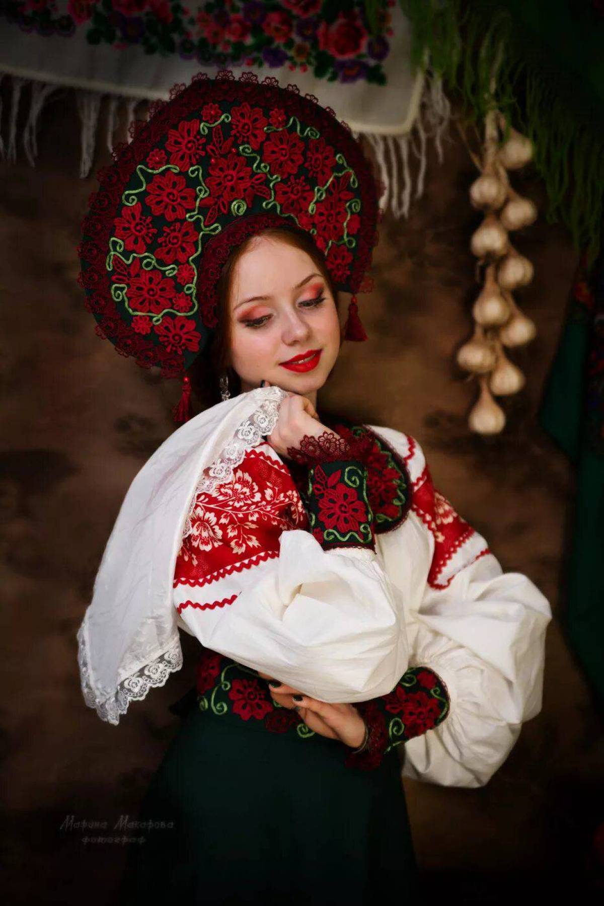Women in Slavic costumes underwear in Tangshan