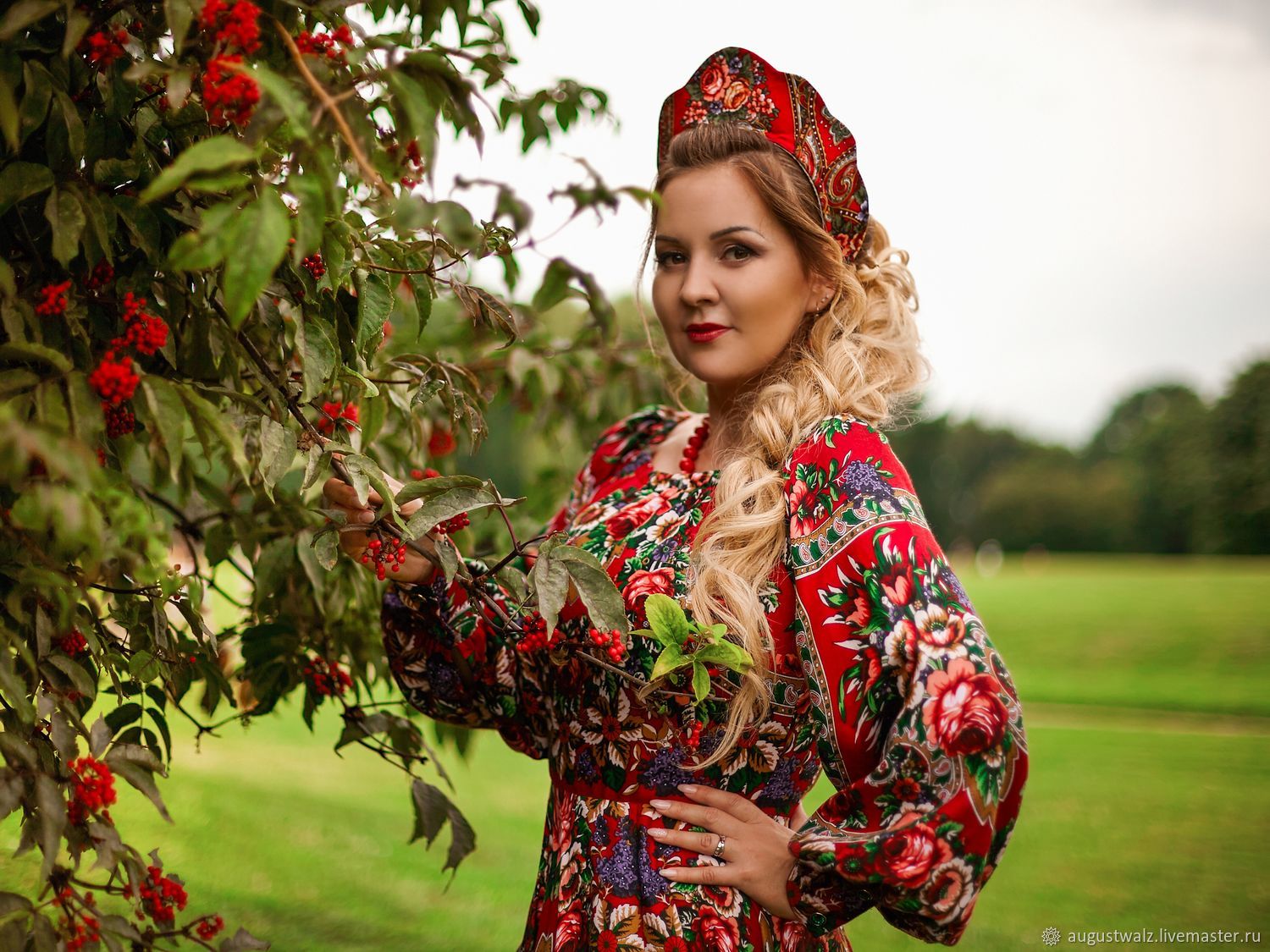 Women in Slavic costumes in Tangshan