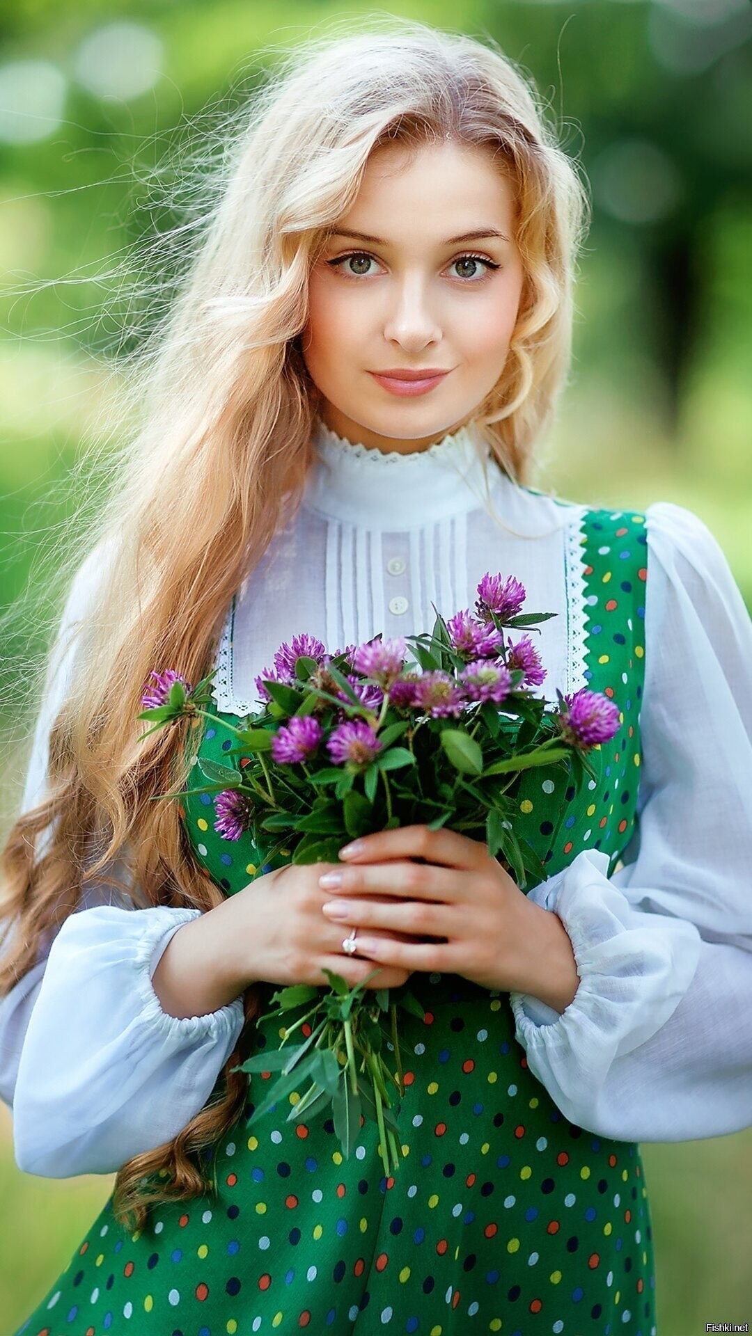 Girls in Slavic costumes in Tangshan