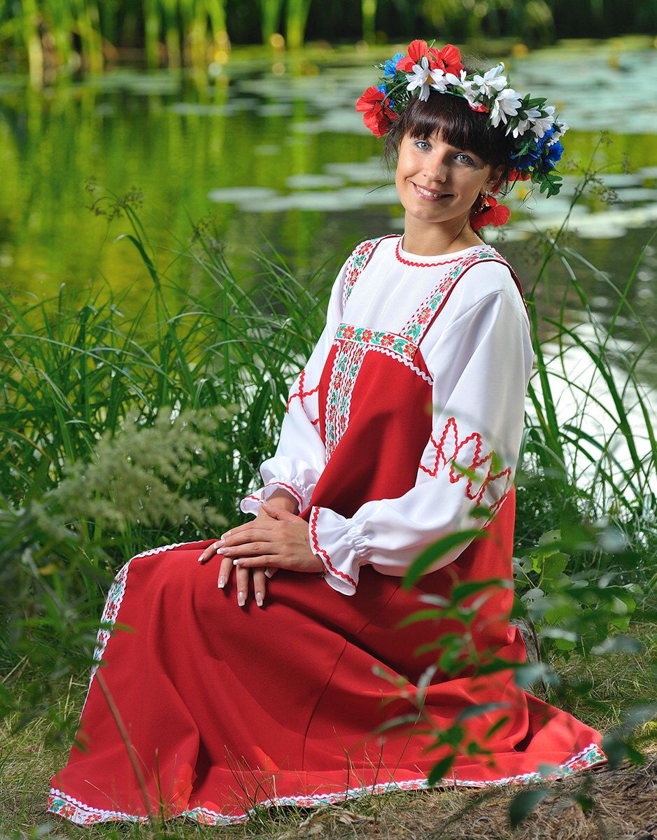 Beautiful girl Girls in Slavic costumes in Tangshan